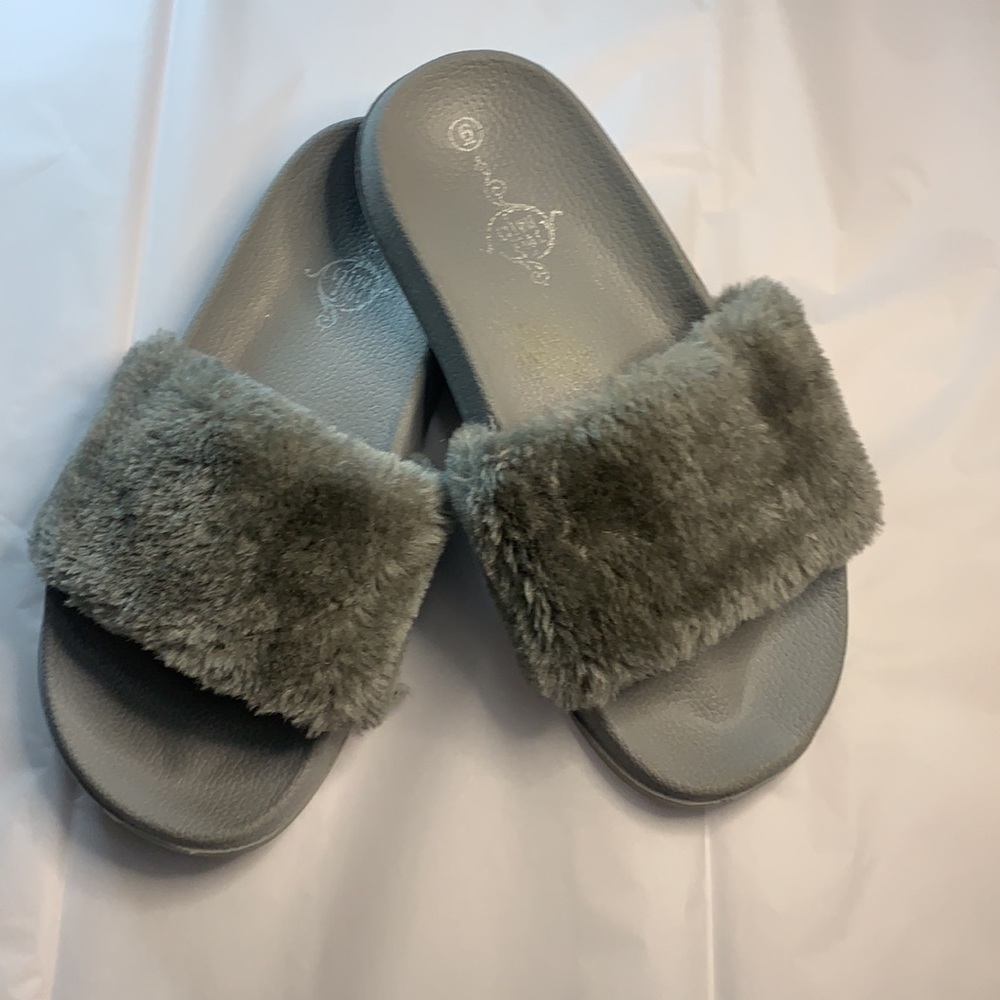 Sole Mates gray slide sandals Size 6